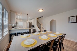 Dining - The Yellow Door! 5 BR! Near the EXPO & Airport! (Louisville)