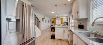 The Yellow Door! 5 BR! Near the EXPO & Airport!