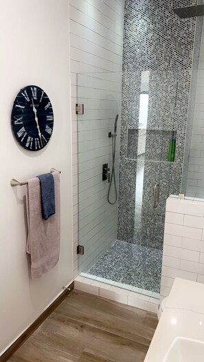 Dusche, Handtücher, Toilettenpapier