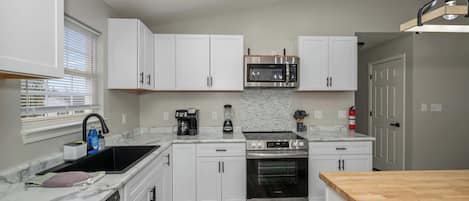 Casa, varias camas, bañera de hidromasaje, vistas al jardín (The Restful Ark) | Cocina privada | Frigorífico, microondas, horno y placa de cocina