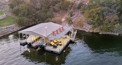 Lake Therapy: 5 Bedroom/ 5 Bath Home with Dock!
