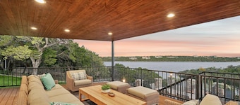 Lake Therapy: 5 Bedroom/ 5 Bath Home with Dock!