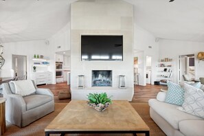 Smart TV, fireplace