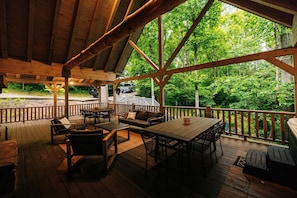 Outdoor dining - Rustic Cedar Inn | Luxury 6BR Lodge, Kids Loft (Rockbridge)