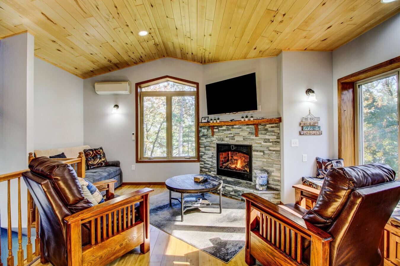 Smart TV, chimenea, tenis de mesa y libros 