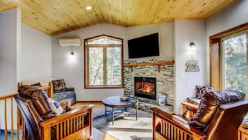 Smart TV, chimenea, tenis de mesa y libros