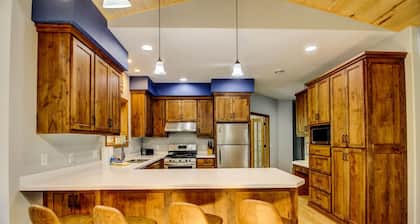 Eagle`s Nest - Main House / Guest House