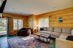 Smart TV, fireplace, ping pong, books