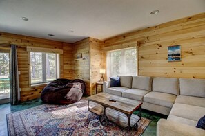 Smart TV, fireplace, ping pong, books