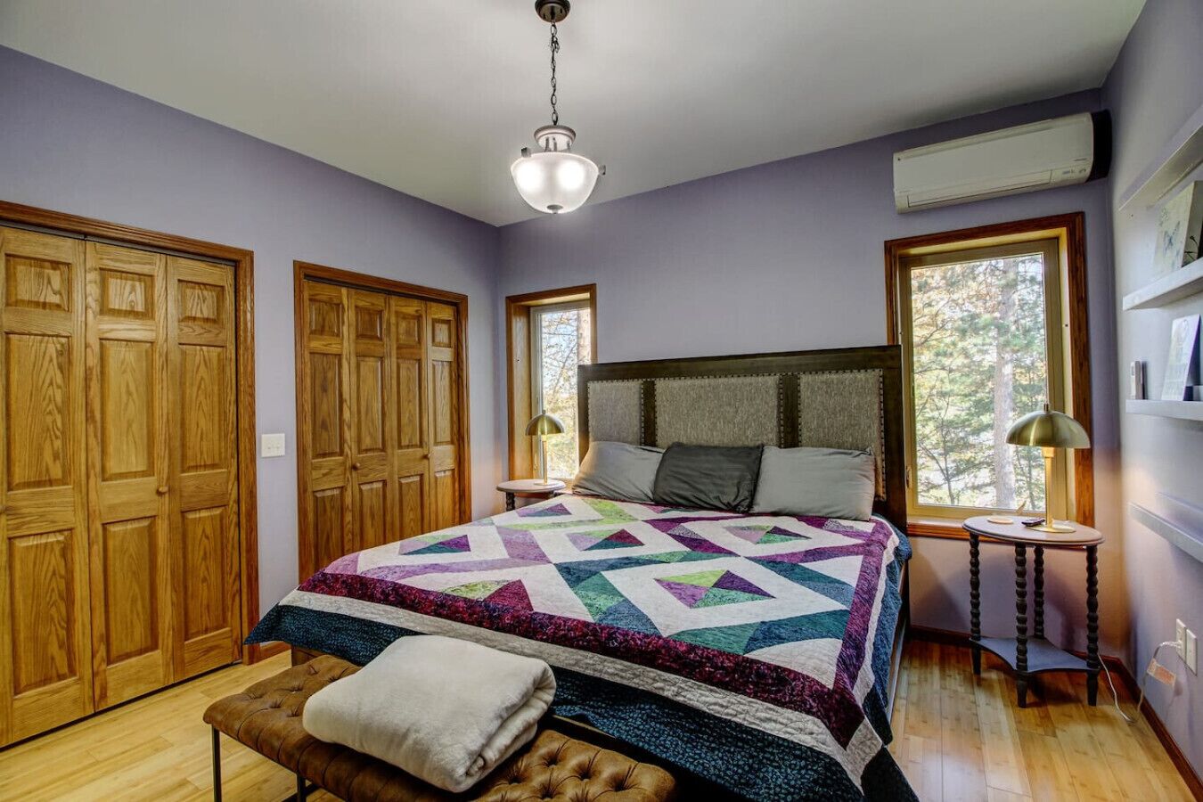 Desk, travel crib, free WiFi, bed sheets