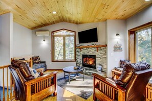 Smart TV, fireplace, ping pong, books