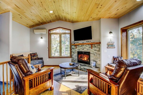 Smart TV, chimenea, tenis de mesa y libros