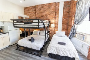 1 slaapkamer, een strijkplank/strijkijzer, wifi, beddengoed