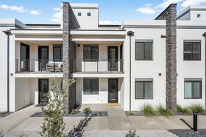 Exterior - Brand New! Desert Cliff – Sleeps 20 Guests! (Hurricane)