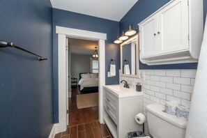 Rumah, Beberapa Tempat Tidur, hot tub, pemandangan kebun (The Restful Roost) | Kamar mandi | Bathtub besar, pengering rambut, dan handuk