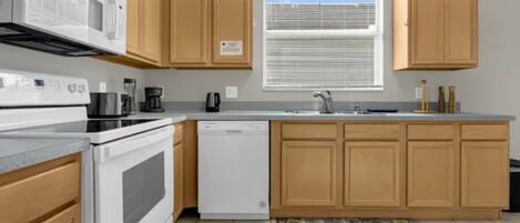 Réfrigérateur, four à micro-ondes, un four, surface de cuisson