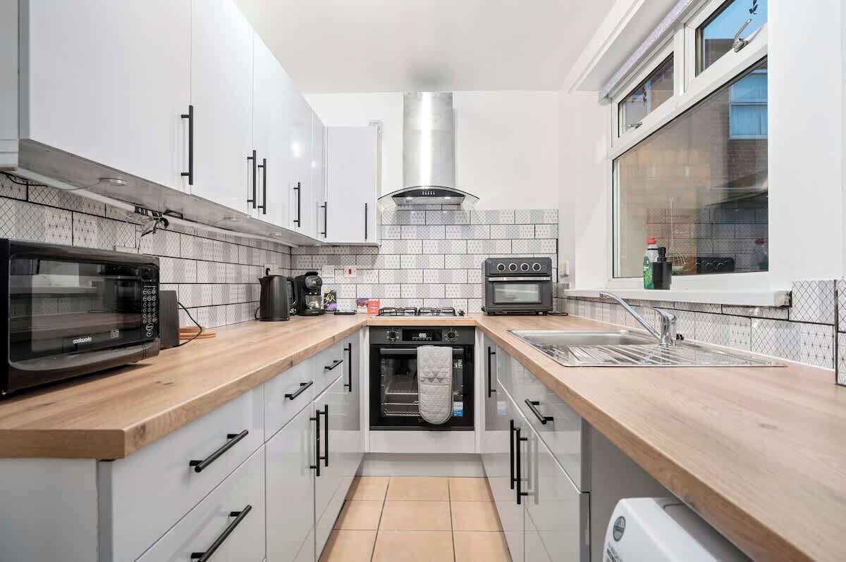 Fridge, microwave, oven, coffee/tea maker