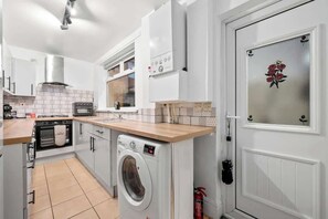 Refrigerador, microondas, horno y cafetera y tetera 