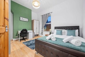 Tabla de planchar con plancha, wifi y ropa de cama 
