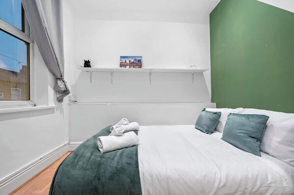Iron/ironing board, WiFi, bed sheets