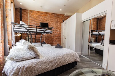 Chic STUDIO with WiFi near Empire State Building