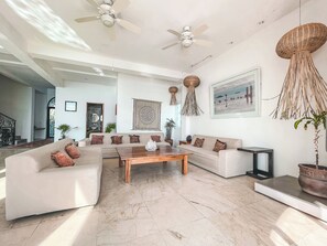 Smart TV - Villa Mia - 7BR Seafront Villa, Pool & Concierge (Akumal)