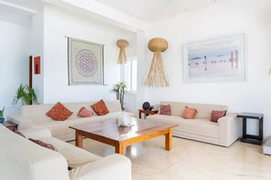Smart TV - Villa Mia - 7BR Seafront Villa, Pool & Concierge (Akumal)