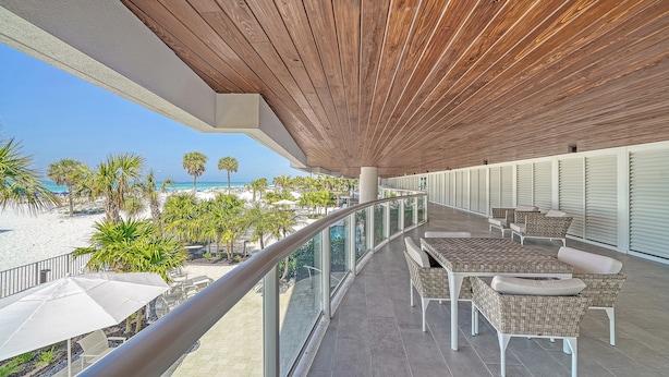 Outdoor dining - Beachfront Condo with Island Views: Residence 404 (Siesta Key)