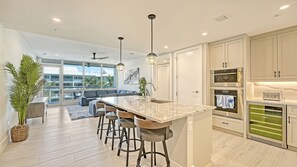 Een koelkast, een magnetron, een oven, een kookplaat