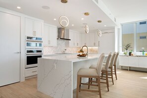 Geladeira, micro-ondas, fogão, cooktop