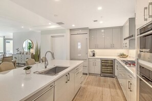 冷蔵庫、電子レンジ、オーブン、コンロ