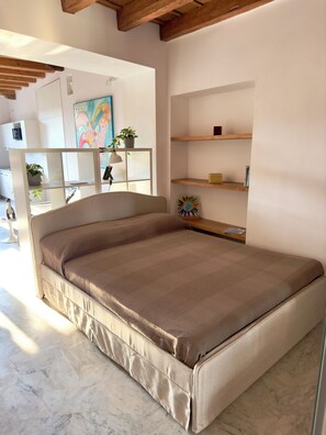 1 bedroom, WiFi, bed sheets - House on the Roman Walls - Upper Town (Bergamo)