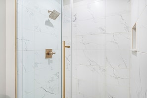 Douche, séchoir à cheveux, serviettes fournies, savon