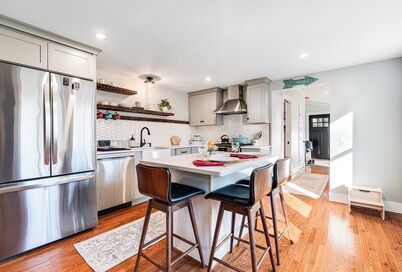 The Pines- Luxury Norwich home 5 miles to Dartmouth