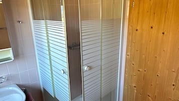 Dusche, Haartrockner, Handtücher, Toilettenpapier