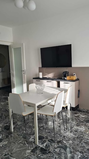 apartman, 1 kétszemélyes ágy, nemdohányzó | Nappalirész | Síkképernyős tévé