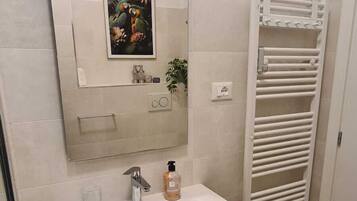 Apartment, 1 Double Bed, Non Smoking | Bathroom