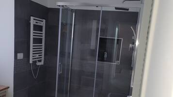 Asciugacapelli, asciugamani, sapone, carta igienica