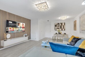 TV, stereo - Brand New Luxurious 3Bed house (Swanscombe)