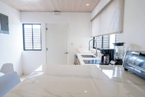 Réfrigérateur, cafetière/bouilloire