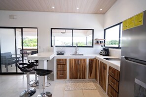 Kühlschrank, Herdplatte, Wasserkocher mit Kaffee-/Teezubehör