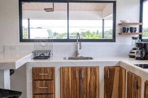 Kühlschrank, Herdplatte, Wasserkocher mit Kaffee-/Teezubehör