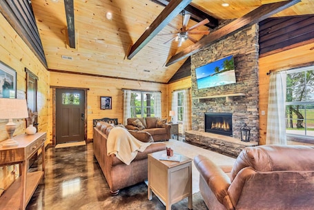 Smart TV, fireplace. Charming 2-bedroom cottage with Hot tub, Fire Pit, WiFi, AC in Walland
