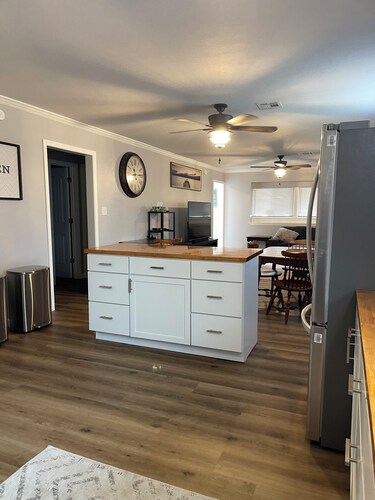 Lake House Eufaula
2 Bedroom Home 1 block from Xtreme Cove Marina!