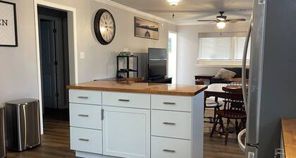 Lake House Eufaula
2 Bedroom Home 1 block from Xtreme Cove Marina!