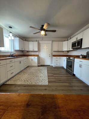 Microones, forn, placa de cuina i cafetera i tetera 