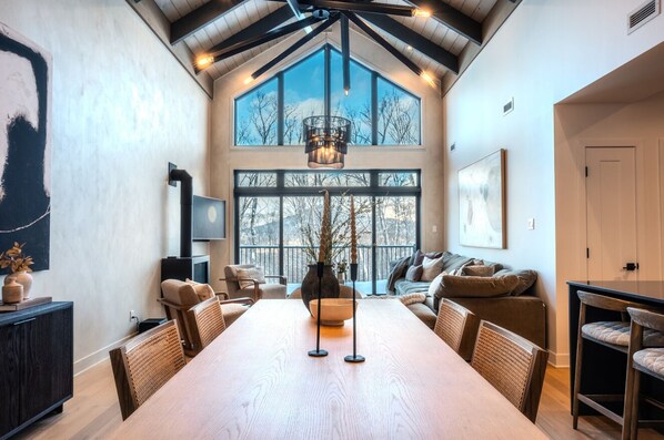 Smart TV, fireplace, stereo