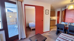 A compact hotel room with a bed, a small table, a kitchenette, and a dining area. - 10m from ski slopes, 2nd floor, view resort, balcony, tv, ski locker, 24m², Avoriaz (Avoriaz)