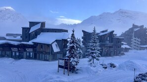A snowy mountain town with wooden buildings, including a restaurant named 'Selectis'. - 10m from ski slopes, 2nd floor, view resort, balcony, tv, ski locker, 24m², Avoriaz (Avoriaz)