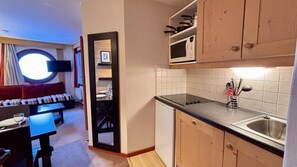 Kjøleskap, mikrobølgeovn, oppvaskmaskin og kaffetrakter/tekoker